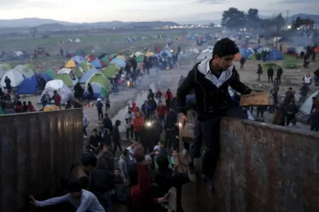 ينتظر الكثير من المهاجرين عبور حدود مقدونيا إلى دول أوروبية أكثر ثراء