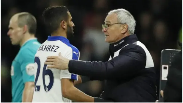 Claudio Ranieri (kanan) menolak mendiskusikan peluang tim asuhannya menjadi juara.