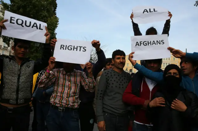 مهاجرون أفغان، على حدود مقدونيا، يرفعون شعارات تطالب بالمساواة في الحقوق بين كل المهاجرين وفتح الحدود لتمكينهم من الوصول إلى شمال دول شمال أوروبا.