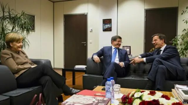 रविवार को तुर्की दूतावास में जर्मन चांसलर, तुर्की प्रधानमंत्री और हॉलैंड के प्रधानमंत्री मिले.