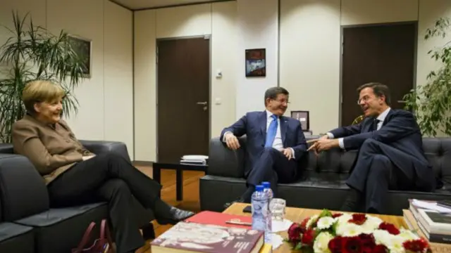 Từ trái qua: Thủ tướng Đức Angela, Thủ tướng Thổ Nhĩ Kỳ  Ahmet Davutoglu và thủ tướng Hà Lan Mark Rutte gặp nhau hôm Chủ Nhật tại Bỉ

