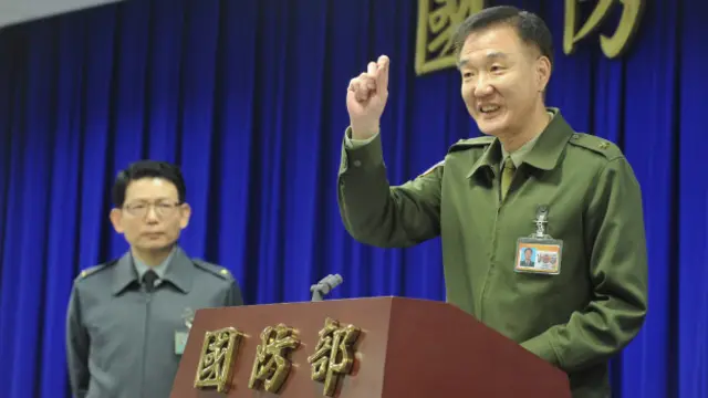 国防部周一上午举行临时记者会，由宪兵指挥部参谋长冯毅（右）说明案情。