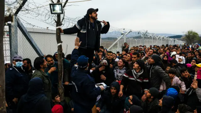 Yunanıstan və Makedoniya sərhədində minlərlə qaçqın toplaşıb