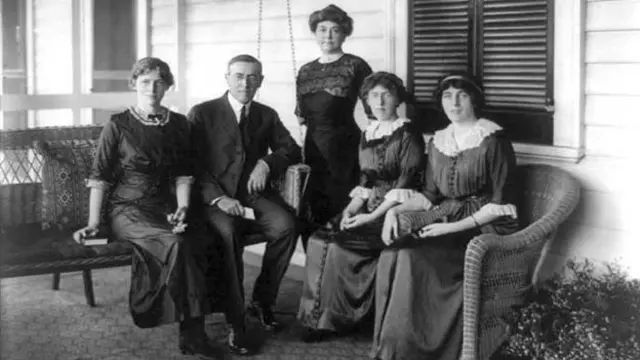 1912年母亲节,威尔逊总统与夫人、女儿们