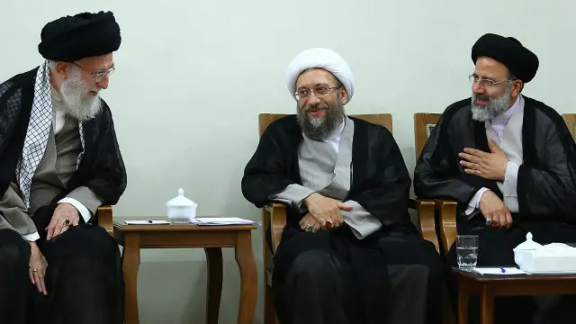 آقای رئیسی (راست) سال‌ها نفر دوم قوه قضاییه بود