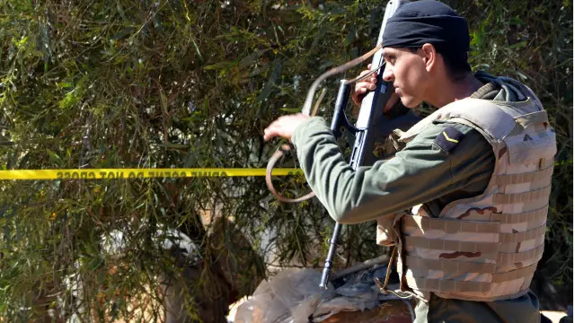 جندي قرب مدينة بنقردان بعد هجوم في وقت سابق من الشهر الحالي قتل فيه 5 مسلحين. 