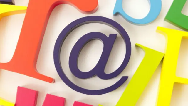 Muitos idiomas se referem à semelhança do símbolo com a anatomia animal