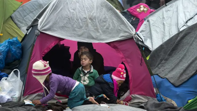 ဂရိ နိုင်ငံထဲမှာ ပိတ်မိနေတဲ့ ရွှေ့ပြောင်းသူပေါင်း တစ်သောင်း သုံးထောင်ကျော် ရှိလာ။