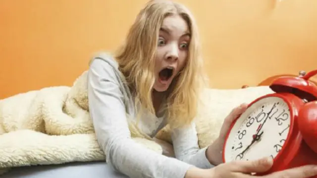 كريستوفر بارنز، أستاذ الإدارة في جامعة فوستر لإدارة الأعمال: "حينما يُحرم العاملون من النوم فإنهم يكونون أكثر عرضة لارتكاب أخطاء جسيمة ويتعرضون أكثر لإصابات العمل".