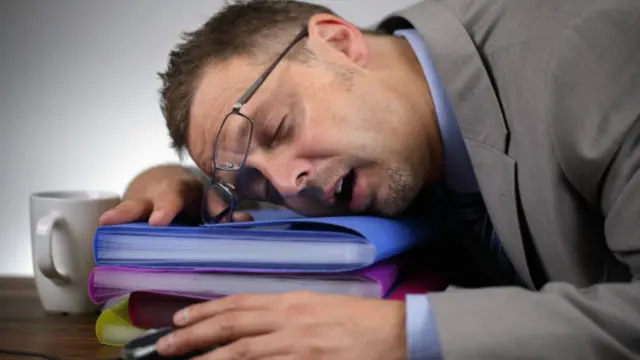 يرى روينبيرغ أن التعارض بين ساعات العمل وساعات الجسم البيولوجية بالإضافة إلى ضغط العمل لزيادة الانتاجية يجعل الأشخاص يعانون مما يسمى بـ"الاضطراب الاجتماعي"