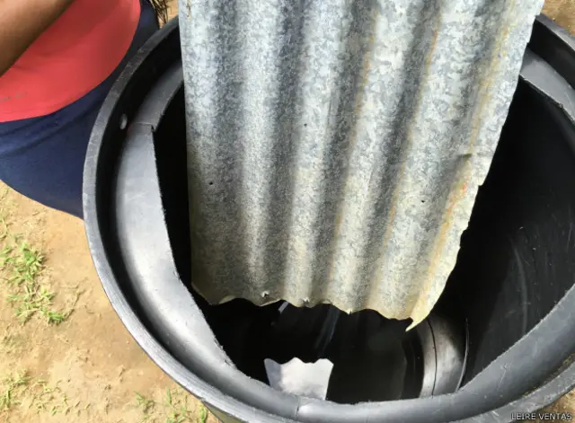 Los vecinos de Isla Calero recogen agua de lluvia para beber, y para ello utilizan láminas de uralita y bidones.