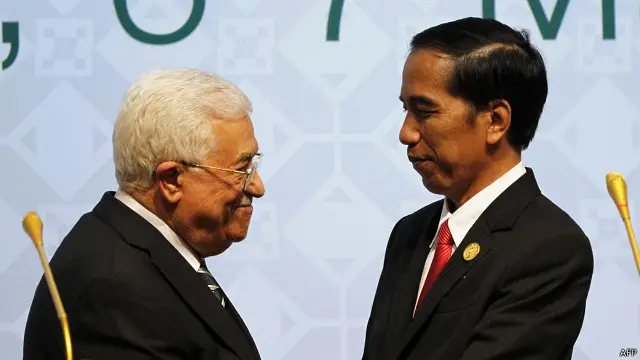 Presiden Joko Widodo dan Presiden Palestina Mahmoud Abbas menjelang penutupan KTT luar biasa OKI di Jakarta, Senin (07/03) sore. 