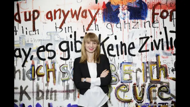 این کیجر ریچرٹ: جرمنی
’میں دو سال سے امن کے متعلق مطالعہ کر رہی ہوں خصوصی طور پر اس میں جدت اور ٹیکنالوجی کو دیکھ رہی ہوں۔ تو کس طرح آپ لوگوں کے درمیان بہتر تعاون کی صورتحال پیدا کرنے کے لیے آپ ٹیکنالوجی کی طاقت کو استعمال کرسکتے ہیں اور آخرکار مسائل کے ایسے حل کے ساتھ آئیں جنھیں بہتر معاشرے کی تخلیق کے لیے لاگو کیا جاسکتا ہو۔‘