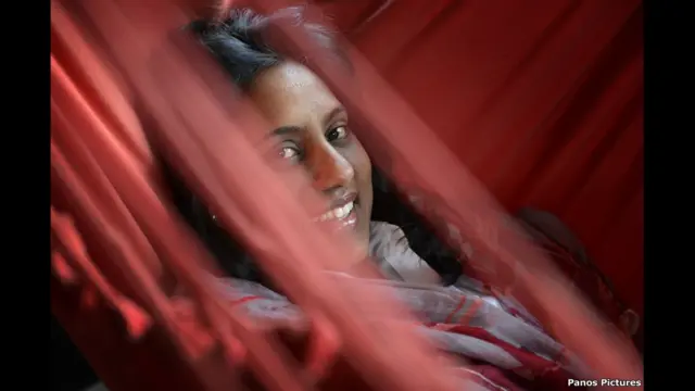 عفت گِل: نیدرلینڈز
سماجی اور انسانی حقوق کی کارکن جنھوں نے ایمسٹرڈیم میں خواتین بااختیار بنانے کے لیے چُنری چوپال نامی ایک تنظیم اور پاکستان کے دیہی علاقوں میں خواتین کے منصوبے کے لیے ایوارڈ یافتہ کمیونٹی سینٹر کی بنیاد رکھی تھی۔
’میں نے پاکستان میں جبری شادی سے فرار اختیار کیا اور اس کی سب سے بڑی وجہ یہ ہے کیوں کہ میں اقتصادی طور پر بااختیار تھی۔ تو یہی وہ بات ہے میں جس کے لیے میں کام کررہی ہوں۔ یہ خواتین کے لیے بہت ضروری ہے بالخصوص اُن کے لیے جو پسماندہ پس منظر سے تعلق رکھتی ہیں تاکہ اُنھیں اقتصادی طور پر بااختیار بنایا جائے۔ اور میرا خیال ہے کہ خواتین ایسا کرنے کے قابل بن سکیں اس کے لیے ٹیکنالوجی اُنھیں شاندار مواقع فراہم کرتی ہے۔‘