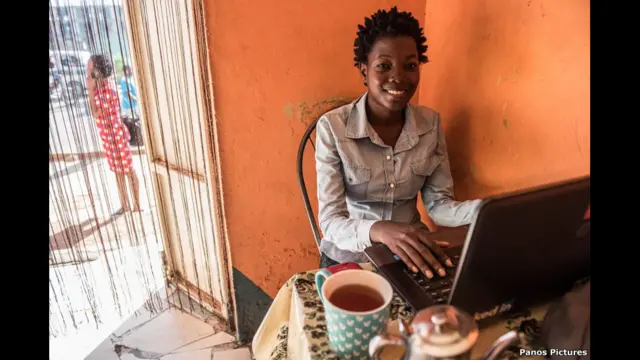 لِنڈا کوباسنگا- یوگنڈا
اے ایف چیکس (کمپیوٹر سائنس میں افریقی خواتین کا ایک نیٹ ورک) کے ساتھ تربیت حاصل کرنے کے بعد انھوں نے یوگنڈا میں ڈیجیٹل ڈیزائن کے طریقوں کے حوالے سے تجربات کیے اور اپنے کام کو ایپلی کیشنز کی ترقی میں منتقل کرنا چاہتی ہیں۔
’میں ویب سائٹ یا کمپیوٹر کے متعلق چیزوں میں دلچسپی رکھتی تھی۔لیکن پھر میرے سکول کی لڑکیوں کو آئی سی ٹی ڈے پر مدعو کیا گیا اور اے ایف جیکس یوگنڈا کی اُن خواتین نے ہمیں اپنے شعبوں کے متعلق بتایا کہ کیسے وہ ویب ڈیویلیپرز اور انجینیئرز بنیں۔ انھوں نے بتایا کہ کوئی ایسی موبائل ایپلی کیشن بناسکتا ہے جو دنیا تبدیل کرسکتی ہے اور ممکن ہے کہ کسی دن میں نیند سے جاگوں اور ایسا ہی کوئی کام کر رہی ہوں۔‘