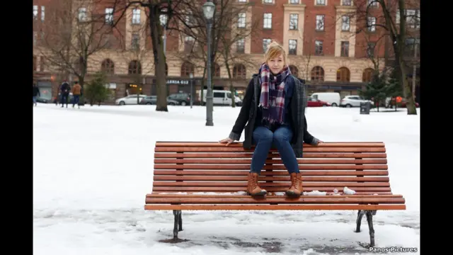 لِنڈا لیوکاس: فن لینڈ
ایک کمپیوٹر پروگرامر، بچوں کی تحریروں کی لکھاری اور پروگرامنگ انسٹرکٹر۔
’کمپیوٹنگ، ایک صنعت کے طور پر ایک بالکل نیا شعبہ ہے جس کی تعمیر و ترقی کا کام اب بھی جاری ہے تاکہ اسے باقی دنیا کو سمجھایا جا سکے اور اس سے آگاہ کیا جا سکے۔ میرا خیال ہے کہ سب سے زیادہ جس چیز کا میں اظہار چاہتی ہوں وہ یہ ہے کہ کوڈنگ کیسے ایک ہتھیار، موسیقی، نقاشی یا الفاظ کی طرح تخلیقی ہوسکتی ہے۔‘