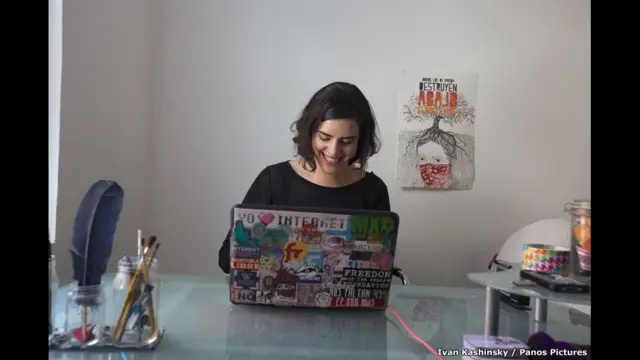 میریل گارسیا ایم: میکسیکو
میکسیکو میں آئی سی ٹی میں مشیر جو مختلف گروپوں جیسے کہ یونیسیف کے ساتھ نوجوانوں کے حوالے سے منصوبوں میں کام کر رہی ہیں۔
’میں دس سال کی تھی جب میرے گھر میں کمپیوٹر آیا اور بنیادی طور پر اُس دن سے میں نے ایک دن میں کئی گھنٹے انٹرنیٹ کا استعمال کرنا شروع کیا۔ یہ سنہ 1990 کی دہائی کی بات ہے کہ اگر آپ آن لائن بہت زیادہ وقت صرف کررہے ہیں تو والدین کو اس بات کی بالکل پرواہ نہیں ہوتی تھی کیوں کہ وہ نہیں جانتے تھے کہ یہ دراصل ہے کیا۔‘