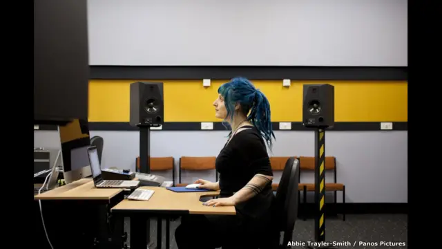 ڈاکٹر فریڈہ ایبٹن: برطانیہ
لندن میں رہائش پذیر کینیڈیئن موسیقار اور فنکار۔
’میں سکول صرف ریاضی اور کمپیوٹر کی تعلیم کے لیے گئی تھی لیکن اس کے باوجود میں ایک فنکار بھی تھی۔ جب میں نے ریاضی اور کمپیوٹر سائنس کی تعلیم حاصل کرنا شروع کی تو اچانک میں ایسے طریقوں کے متعلق سوچنے لگی کہ کیسے موسیقی پر اِن کا اطلاق کر سکتی ہوں۔ پروگرامنگ میرے لیے ایک پوشیدہ قوت کی مانند ہے کہ جس کی مدد سے میں اپنا کام تیزی سے مکمل کر سکتی ہوں اور اس کا اطلاق میں ہر طریقے سے اپنے فن پر کر سکتی ہوں۔‘ 