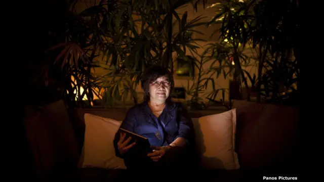 ڈاکٹر کنچنا کنچناست: تھائی لینڈ
تھائی لینڈ میں انٹرنیٹ متعارف کروانے کی ذمہ دار خاتون۔
’مجھے اپنے آبائی علاقے کو خیرباد کہہ کر دارالحکومت کی جانب جانا پڑا اور پھر آخرِکار میں تعلیم کے سلسلے میں دوسرے ملک منتقل ہوگئی۔ اس لیے وہ لمحات جب میں نے اپنے شاگردوں کو اُن کے وسائل دوسرے ممالک کے لوگوں کے ساتھ بانٹتے دیکھا تو میں بہت خوش تھی اور میں نے سوچا یہ تعلیم کے لیے بہت اہمیت کا حامل ہے۔ میرے شاگردوں کو اتنے دُور سفر کر کے نہیں جانا پڑے گا اور وہ، وہ سب کام کر سکتے ہیں جو وہ کرنا چاہتے ہیں۔ اس وقت میں نے یہ سوچا کہ ’دنیا تبدیل ہونے والی ہے۔‘