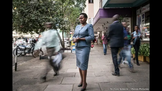 ڈورکس متھونی: کینیا
کمپیوٹر سائنسدان، چیف ایگزیکٹو اور اوپن ورلڈ لمیٹڈ اور اے ایف چیکس کی علاقائی تنظیم کی بانی، افریقہ بھر میں خواتین میں کمپیوٹنگ کے حوالے سے رہنما اور اُن کی صلاحیتوں کو نکھارنے کے حوالے سے قدم اُٹھانے والی خاتون۔
’جب میں اپنی پہلی نوکری کررہی تھی تو مجھے اس بات کا ادراک ہوا کہ میں اُس وقت اپنی تنظیم کی واحد خاتون تھی۔ اس لیے اس موقع پر میں نے خواہش کی کہ میں ایک ایسی لڑکی ڈھونڈوں جسے ہم انٹرن کے طور پر رکھ سکیں۔ میں صرف اس بات کو یقینی بنانا چاہتی تھی کہ میں کام کی جگہ پر مزید لڑکیوں کو دیکھ سکوں۔‘