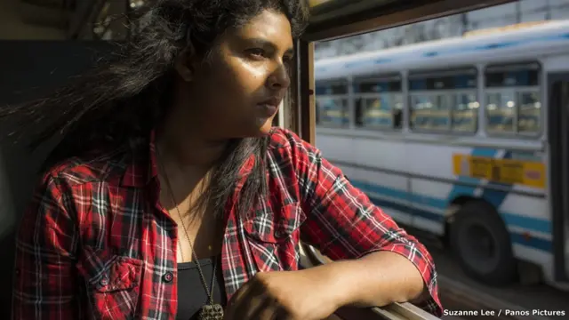 پورنامی میگینیما: سری لنکا
اینیمیٹر اور فلم ساز ریسپیکٹ گرلز آن انٹرنیٹ کے نام سے قائم تنظیم کی بانی جو خواتین یا لڑکیوں کو آن لائن ہراساں کرنے سے بچاؤ کے حوالے سے مہم چلاتی ہیں۔
’میری والدہ ایک آئی سی ٹی استاد اور میرے والد ایک آئی ٹی پروفشنل ہیں۔ اس لیے میں اپنی پیدائش کے روز سے ہی ٹیکنالوجی سے منسلک تھی۔ میں اپنے ساتھیوں سے قبل ہی دنیا کے متعلق جان گئی اور یہ جان کر کہ خواتین کس طرح دنیا میں تبدیلی لا رہی ہیں اور اس بات نے مجھے بااختیار بنایا کہ میں اپنے خوابوں کو مکمل کر سکوں۔ میں ایک فلمی ہدایتکارہ بننا چاہتی ہوں جو اپنی فلم کے ذریعے سماجی مسائل پر بات کر سکے۔ یہ اب میرا خواب ہے۔‘