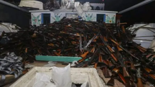 Senjata-senjata ini disembunyikan di bawah jaring penangkap ikan.