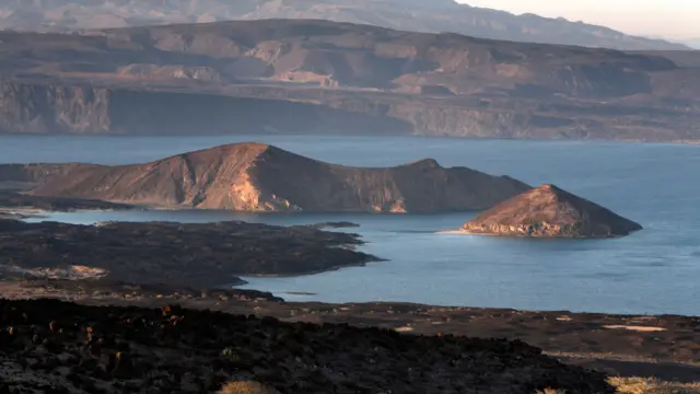 Djibouti là một ốc đảo thanh bình lọt vào giữa một khu vực hỗn loạn với nạn cướp biển và tình trạng bất ổn ở Phi châu. Chính vì vị trí địa lý thuận lợi mà đất nước này đã trở thành nơi đặt căn cứ quân sự lớn nhất của Mỹ ở châu Phi và là nơi Pháp có số lượng lính lê dương đông đảo nhất trú đóng. Hiện tại, trong số 53.000 khách dân sự đến với đất nước này mỗi năm, đa phần là dân làm ăn và những chuyến bay hầu như trống rỗng đến Djibouti hoàn toàn vắng bóng du khách. Tuy nhiên tất cả có thể sẽ thay đổi trong vòng hai thập niên tới. Đất nước nhỏ bé Djibouti đang âm thầm trở thành tiêu đề trên các bài báo với ước mơ trở thành Dubai của châu Phi.