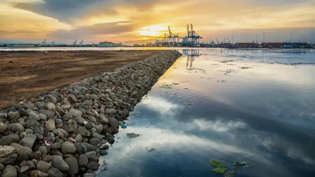 Cũng giống như Dubai, đất đai khô cằn ở Djibouti không thích hợp để làm nông nghiệp, do đó tận dụng vị trí chiến lược ở cửa Vịnh Aden – nơi có tuyến đường biển nhộn nhịp nhất thế giới – là hết sức quan trọng để biến quốc gia này trở thành một trung tâm hậu cầu của khu vực. 14 dự án cơ sở hạ tầng với số vốn đầu tư hơn 14 tỷ đô la Mỹ, tập trung vào việc mở rộng kết nối bằng đường biển, đường bộ và đường không của Djibouti cho đến năm 2035. Trong số đó, quan trọng nhất đối với du khách sẽ là một phi trường mới tách bạch chức năng quân sự và dân sự và có công suất gấp 30 số khách hiện tại đến với quốc gia này.