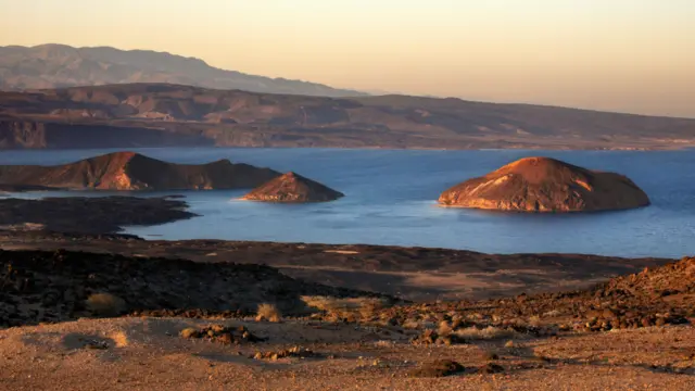 Nhưng cái mà Djibouti có còn Dubai thì lại không là tài nguyên thiên nhiên dồi dào cùng với những đặc điểm địa lý, hải dương và văn hóa nổi bật. Bờ biển dài 324km là cửa ngõ vào Hồng Hải, thu hút những người lặn tìm xác tàu đắm cũng như những người yêu thích loài cá nhám voi từ tháng 10 cho đến tháng 2 khi nước biển ấm nhất. Hòn đảo Moucha vắng lặng với chỉ 20 cư dân và hòn đảo nhỏ Maskali, vốn nổi tiếng với các rặn san hô và những bãi cát trắng, là nơi du khách có thể bơi thuyền kayak quanh những bãi biển cát trắng, hay bơi với ống thở (snorkel) và lặn biển (scuba diving). Công trình xây dựng một khu nghỉ dưỡng cao cấp trên đảo Moucha hiện đang diễn ra có thể làm sống lại sự quan tâm đối với những bãi cát trắng mịn ít người lui tới, nhất là từ nước láng giềng Ethiopia muốn tận hưởng các bãi biển mà họ không có.