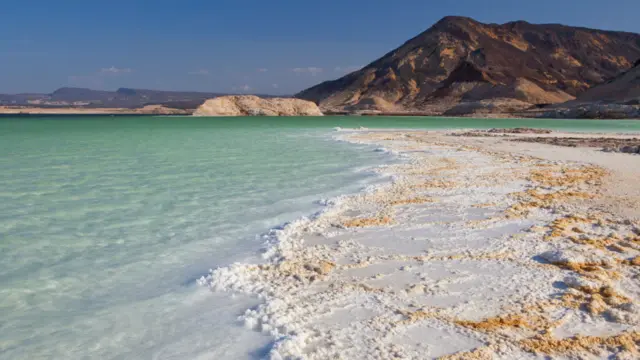 Djibouti có nhiều những cấu trúc địa lý kỳ lạ có thể sánh ngang với khung cảnh kỳ ảo của Iceland. Hồ Assal, nằm cách thành phố Djibouti 90km về phía tây nam, là một trong những hồ ở độ cao thấp nhất trên thế giới với độ cao 155m dưới mực nước biển, chỉ sau Biển Chết, và có nồng độ muối cao hơn Biển Chết. Một vài du khách tìm đường đến đó sẽ thấy rất nhiều sắc màu trong nước biển nhờ vào sự đa dạng sinh học: màu xanh của tảo, màu nâu của khoáng chất, màu trời xanh phản chiếu và màu trắng của muối. Nổi trên mặt biển mặn không có ai xung quanh là một trải nghiệm thú vị hơn cả ở Biển Chết vốn lúc nào cũng đông đúc.