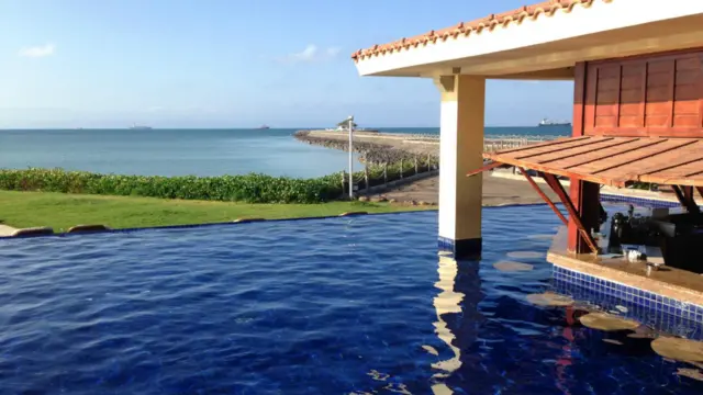 Tuy nhiên, ở thành phố Djibouti vẫn có những khách sạn sang trọng. Công ty Nakheel– tập đoàn xây dựng bất động sản của Dubai – đã bỏ tiền ra xây dựng khách sạn Djibouti Palace Kempinski với quy mô 300 phòng. Tọa lạc trên một hòn đảo nhân tạo cạnh nhà ga Port hiện tại, hai hồ bơi của khách sạn trông rất hấp dẫn, nhất là những khi vắng vẻ. Du khách có thể ngắm cảnh hoàng hôn từ những quán bar trên sân thượng – điểm cao nhất trong thành phố. Khánh thành vào năm 2006 để phục vụ cho Hội nghị các Nguyên thủ Đông và Nam Phi, khách sạn là cơ sở đầu tiên của tập đoàn Kempinski ở châu Phi để đón đầu triển vọng du lịch và kinh tế của Djibouti. Ngày nay, nó là nơi lưu trú của những đội quân nhỏ không có căn cứ ở đất nước này như Tây Ban Nha và Đức.