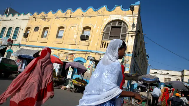 Khi đến thành phố Djibouti, du khách sẽ thấy khu trung tâm đô thị bụi bặm và ồn ào với trẻ con và những đàn dê dạo chơi trên những con đường bùn đất. Những nơi đáng để tham quan là hai khu phố lịch sử: khu phố châu Phi và châu Âu nằm cạnh nhau ở trung tâm thành phố. Khu phố châu Âu là một sự pha trộn của các di sản Pháp và Ả Rập với các kiến trúc Ả rập và các cổng vòm. Tiếng Pháp vẫn là ngôn ngữ được sử dụng rộng rãi cùng với tiếng Ả rập. Khu phố châu Phi là một mạng lưới các ngôi nhà làm bằng vải dầu và những con phố đơn sơ nơi bạn có nhìn thấy và ngửi được màu sắc và hương vị của thức ăn đường phố, từ món cá nướng lò đất cho đến món bánh mì dẹt phết sô-cô-la mềm ở trong.
