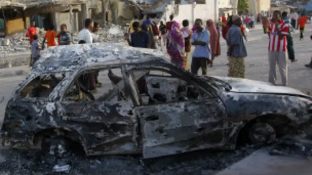 Un carro bomba detonado en Mogadiscio a finales de febrero de 2016