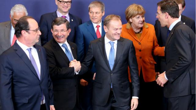 64. hükümetin Başbakanı Ahmet Davutoğlu, Mart ayında üzerinde anlaşılan göçmen anlaşmasını AB liderleriyle Brüksel'de kutlamıştı.