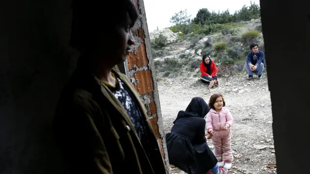 مهاجرون أفغان ينتظرون في أزمير بتركيا فرصة للسفر إلى اليونان.