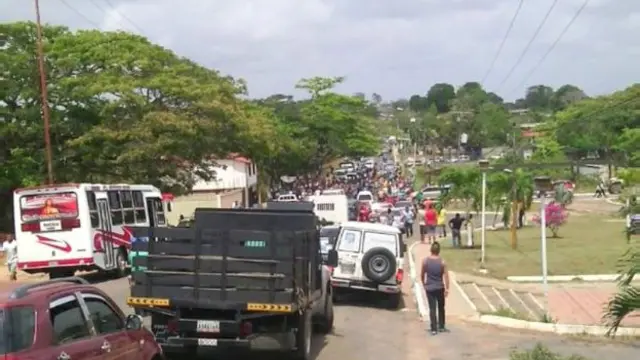 Corte de la carretera que une el sur del estado Bolívar con Brasil.