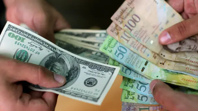 Dólares y bolívares