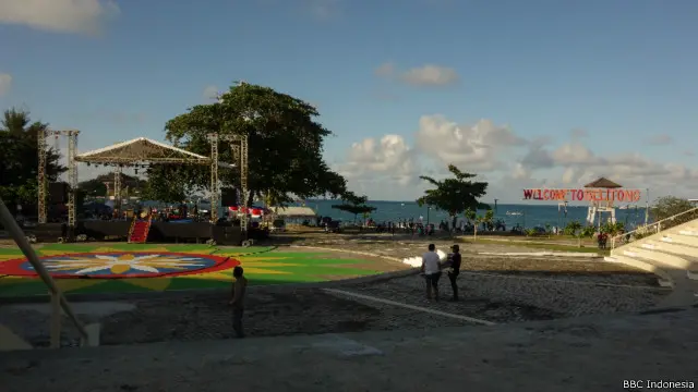 Sebuah panggung raksasa didirikan di arena yang memang sering digunakan untuk pertunjukkan massal. Tenda kehormatan dengan kursi-kursi ukir sudah disiapkan sejak Senin (7/5).