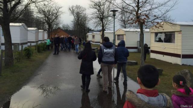 比利時民眾在難民營開放日參觀。