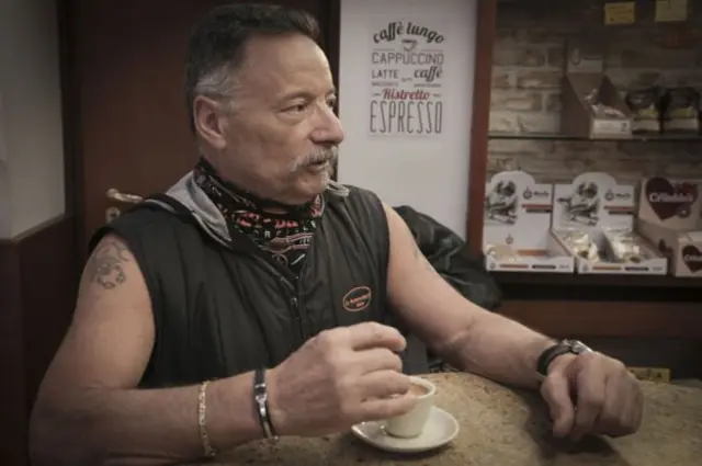 這位68歲的退休老人說：意大利人每喝一杯星巴克咖啡，一個咖啡壺就會自殺！