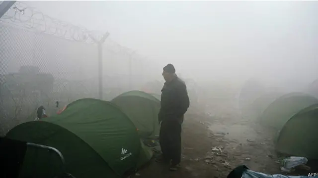 ينتظر آلاف المهاجرين، الذين تقطعت بهم السبل في مقدونيا، فرصة لدخول اليونان ومنها إلى شمال أوروبا.