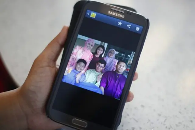 Muhammad Razahan Zamani (abaixo, à direita), 24, ebetano a fazenda apostamulher Norli Akmar Hamid, 33, estavambetano a fazenda apostaluabetano a fazenda apostamel. 