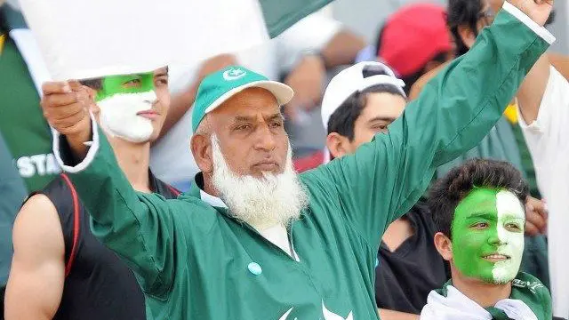 میدان میں ہزاروں تماشائیوں میں سے چند ہی ہوتے ہیں جو کسی نہ کسی وجہ سے سب کی توجہ حاصل کر لیتے ہیں