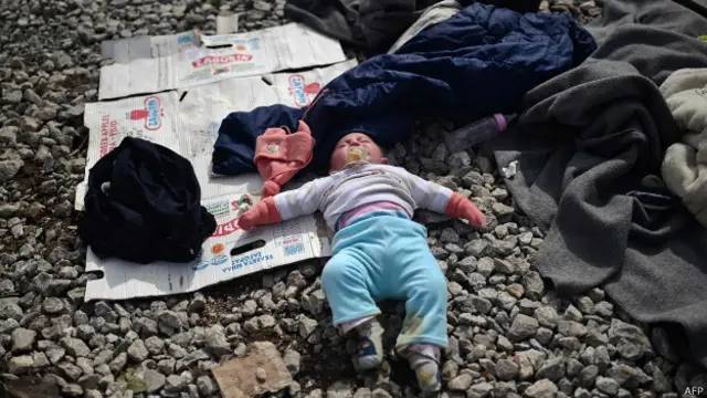 希腊马其顿边境一个临时难民营地里熟睡的婴儿