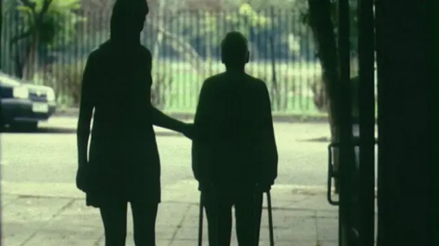 进伊顿公学，如果不中途退学，最多呆到18岁。进了养老院…