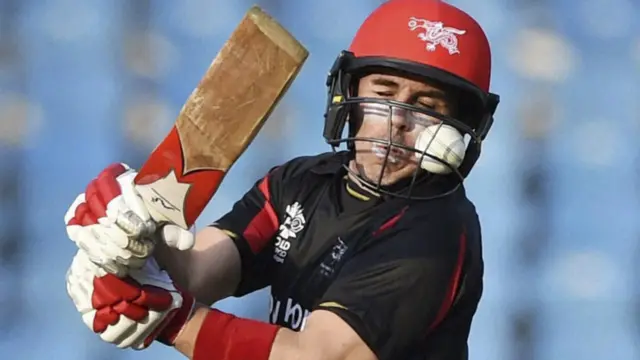 ہانگ کانگ کے بیٹسمین کیمبل کے ہیلمٹ کے اندر گیند چلی گئی تاہم وہ محفوظ رہے۔