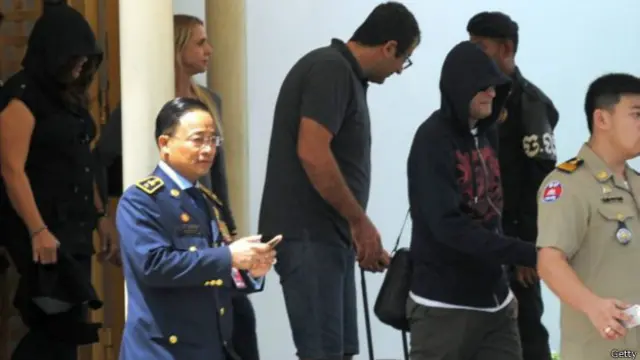 یک پناه جوی زن ایرانی (از چپ) و یک پناهجوی مرد ایرانی (دوم از راست)