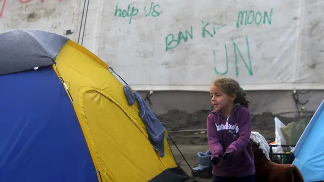 ဂရိမှာ ရောက်နှင့်ပြီး ဖြစ်တဲ့ ရွှေ့ပြောင်းသူတွေရဲ့ ကံကြမ္မာ ဘယ်လို ဖြစ်လာမလဲ။