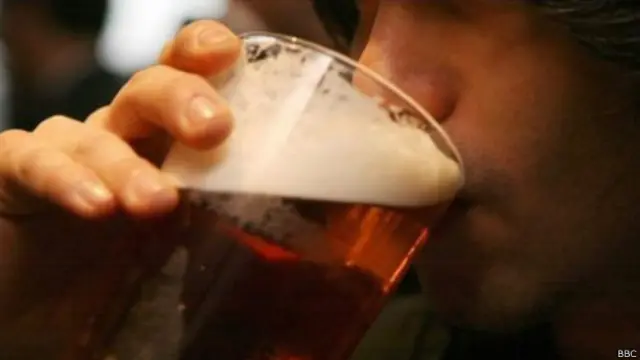 пьющий мужчина