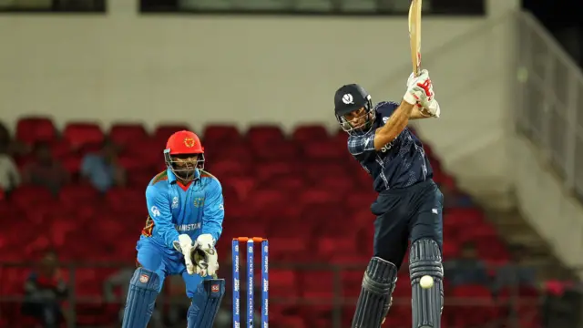 سکاٹ لینڈ کی اننگز کا آغاز جارحانہ تھا اور اس موقع پر نو اوورز میں دو وکٹوں کے نقصان پر 94 رنز بنا لیے تھے تاہم اس کے بعد سکاٹ مقرر ہدف حاصل کرنے میں کامیاب نہ ہوسکی۔ 